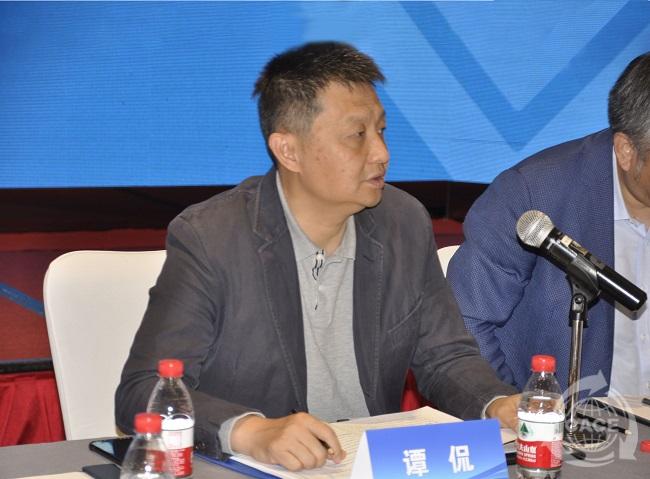 譚侃小.jpg